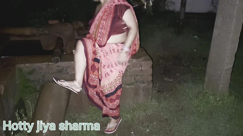 Hotty Jiya Sharmaa: Daughter-in-law Rani Was Bathing on the Tub in the Rain...