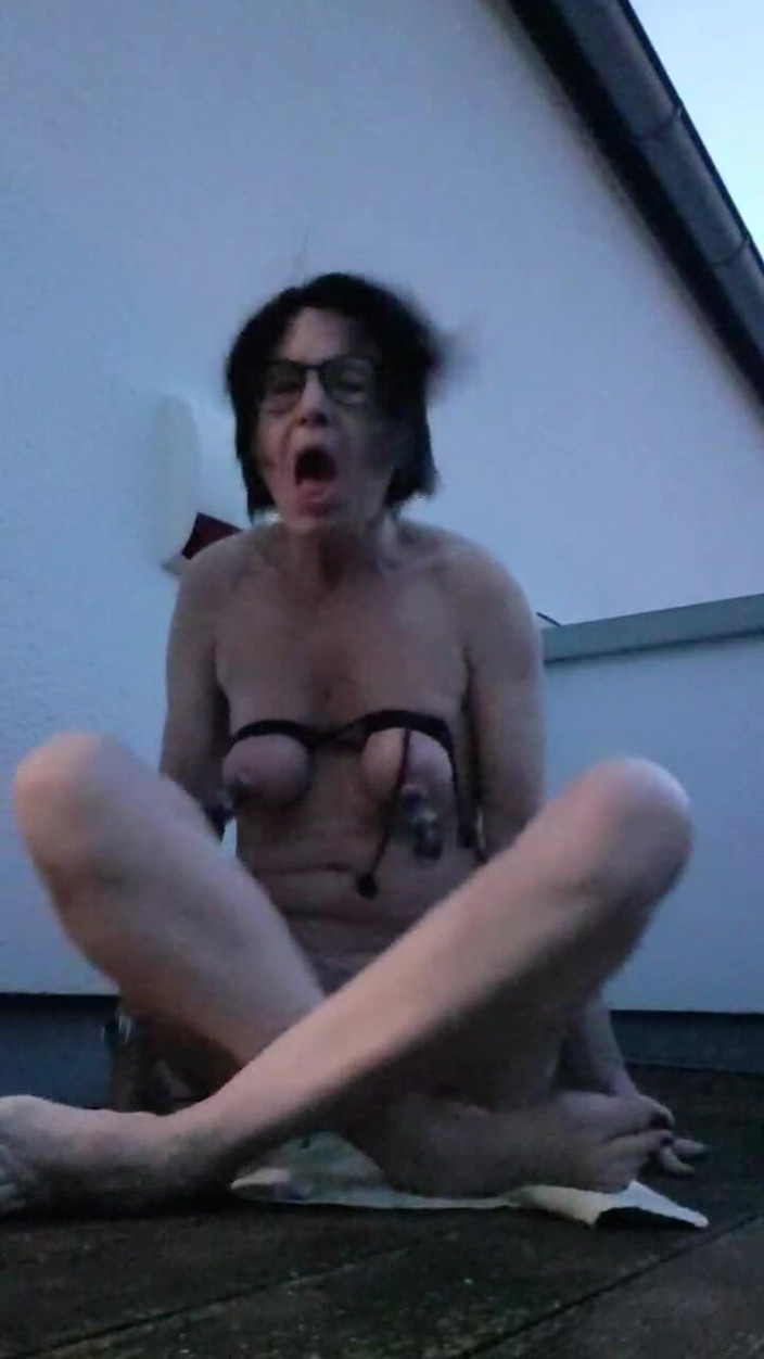 JulieEroticDress: 2リットルのスカートとガラスディルドアウトドア