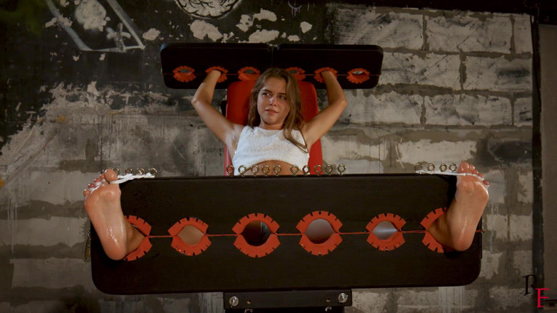 RF studio production: Leya impazzisce - solletico infernale con calze e tutte le dita...