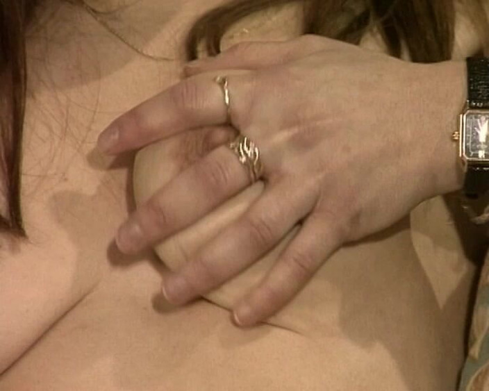 YOUR FIRST PORN: Nicole își masează păsărica păroasă