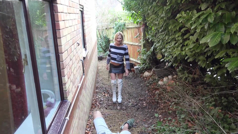 Dirty Doctors Clips: Kencing di The Gardener