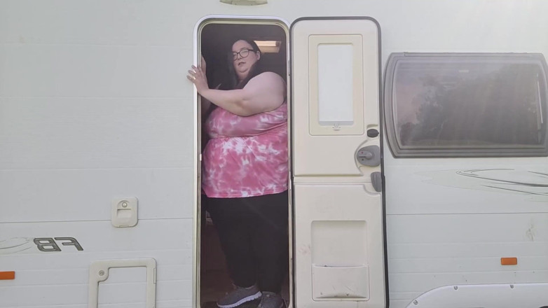 SSBBWLadyBrads: SSBBW Vs Tiny caravan door