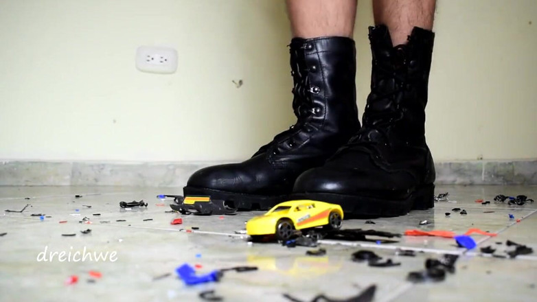 Dreichwe: Destroying some cars with my boots