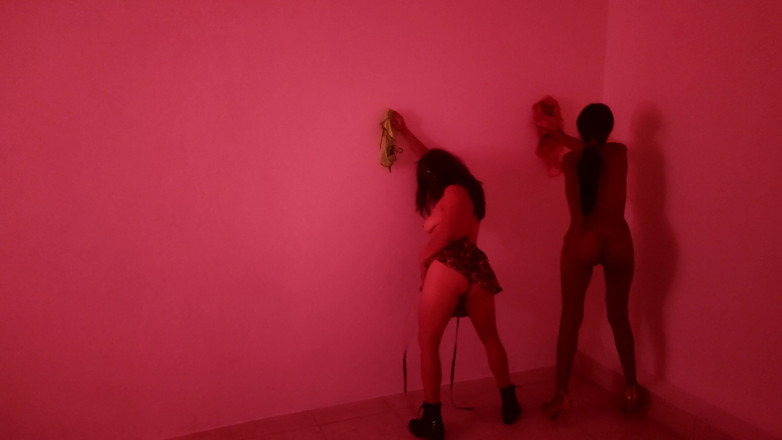 Martin13: Des voisins se rassemblent dans la salle rouge pour danser...