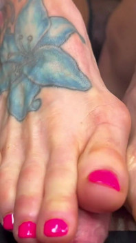 Foot job en POV avec une MILF musclée