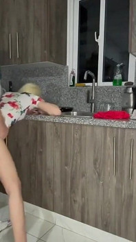 Gadis hot ini dientot habis-habisan sama ayah tirinya di dapur sampai orgasme bergiliran