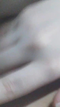 Sexy bBW-riesin masturbiert ihre nasse muschi, beinen