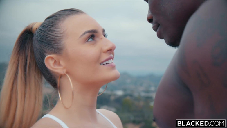 Blacked: Blacked těsná modelka nemá čas na nic jiného než velké černé péro