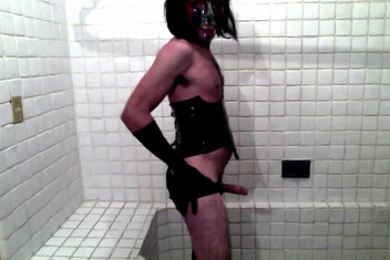 Demon Maniac 33: कोर्सेट पहनी लेटेक्स नकाबपोश बहिन बाथरूम में वीर्य निकालती है