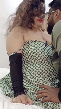 La calda amica paffuta di riya Maya è tornata a casa per la prima volta e l'ha fatta ragazza e l'abbiamo goduto tutta la notte ci siamo divertiti molto