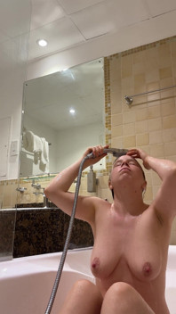 Zábava v hotelové vaně
