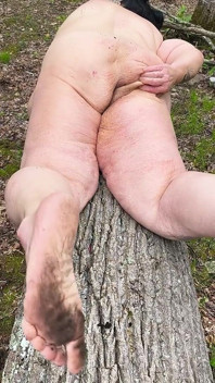 Pies desnudos y sucios ella sabe cómo hacer que golpees tu carne