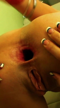 Kelly Wells e Courtney Cummz Shove Dildos na bunda e buceta