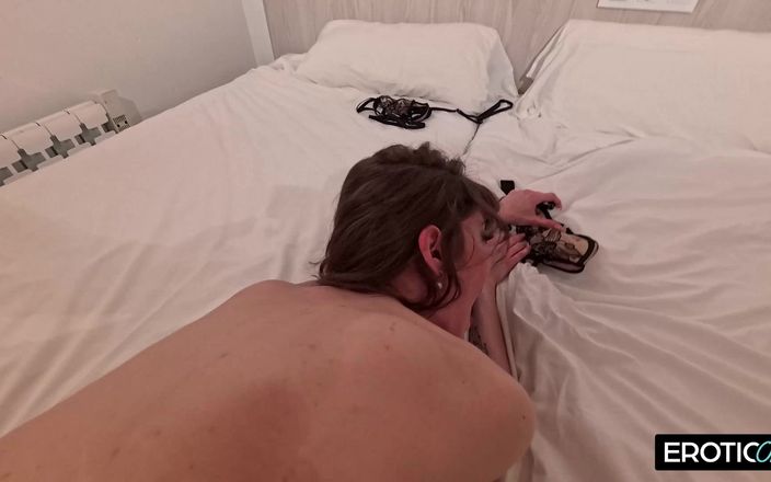 German bitch hunter: 欲望に飢えたティーンはそれを深く取り、最後の一滴まで愛しています