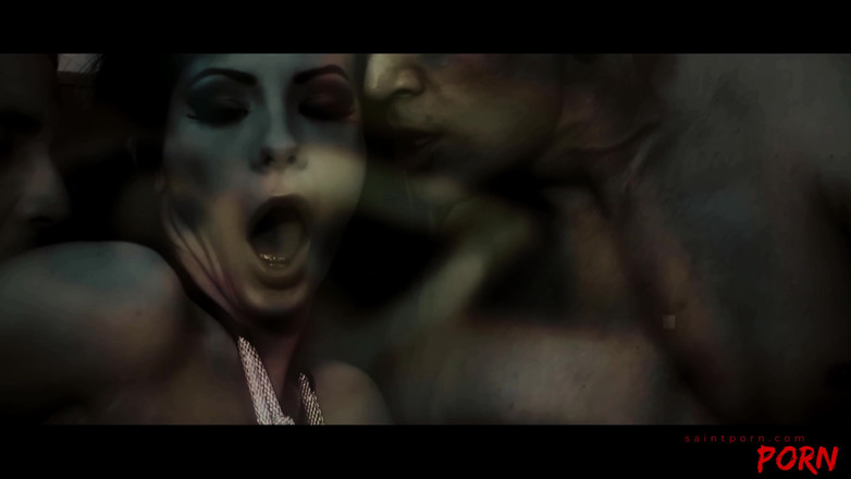 SaintPorn: Aliz Liebt Es, Sperma Zu Schlucken