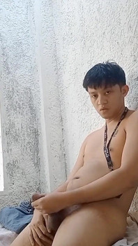 Một chàng trai châu Á hứng tình ngoài trời
