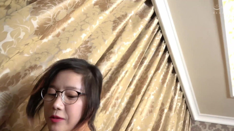 Raptor Inc: Belleza coreana con sus gafas - busto secretamente amplio solo están...