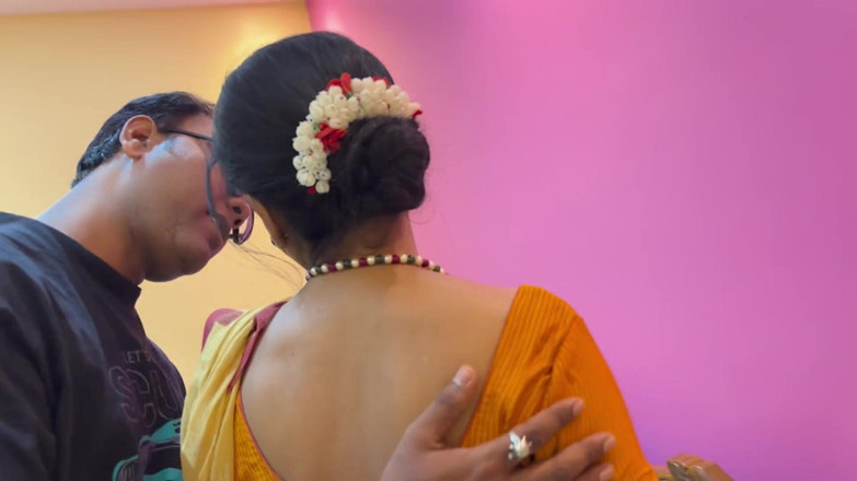 BIREA: Unchiul indian desi a futut mult pizda indiencei sexy bhabhi...