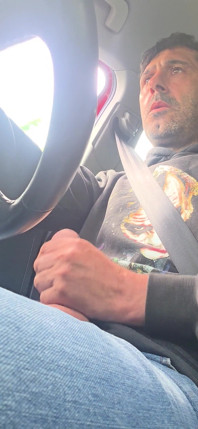 Il ragazzo etero si arrapa e si masturba durante la guida, è quasi stato beccato