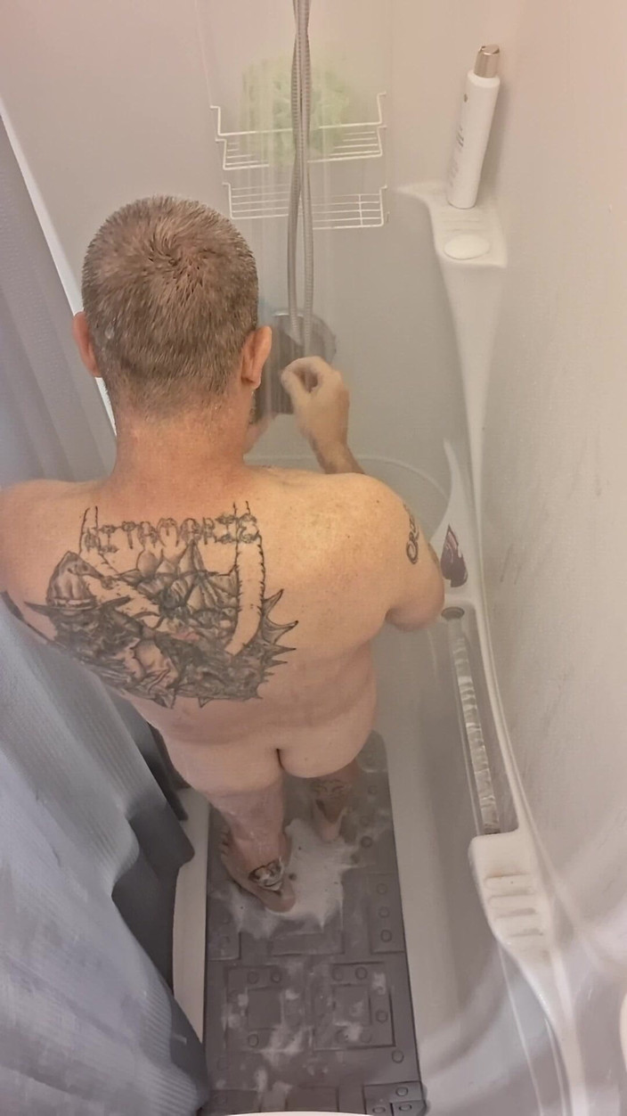 DubeSnackes: DubeSnackes, "샤워 시간", 내 몸 전체에 비누 거품을 문지르고, 내 자지를 문지르면 내 자지가 깨끗한지 확인하세요.