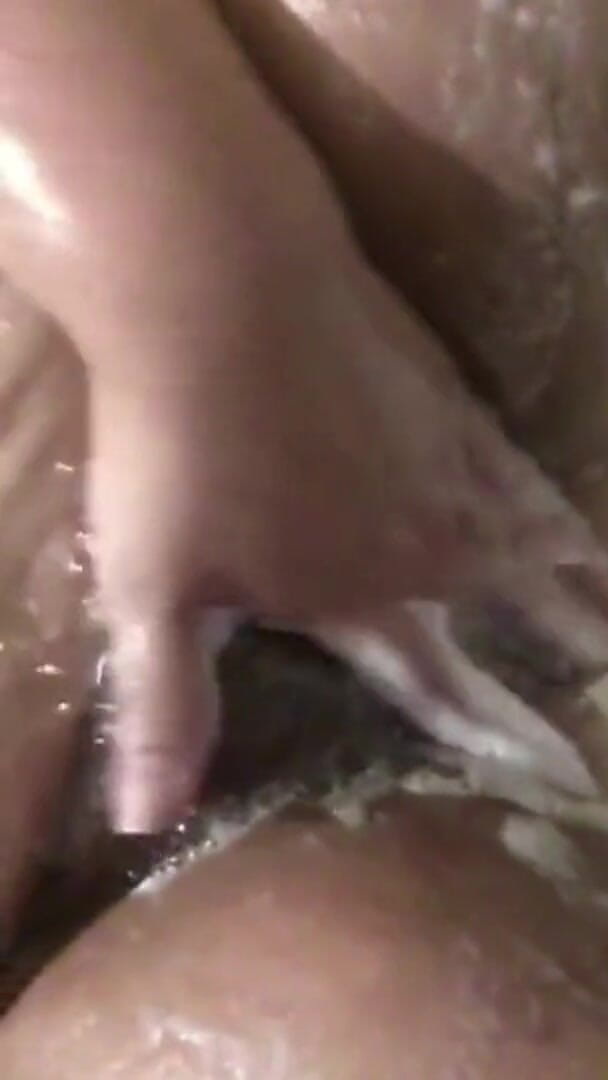 Indian fuck queen: Wildenglishbbw götümü sallıyor, banyoda şişman amımı ovuyor