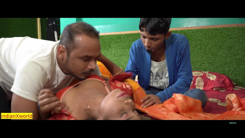 Indian Xshot: Čerstvě vdaná vesnice Bhabhi splácí půjčku manžela. Hindi nejlepší webové...