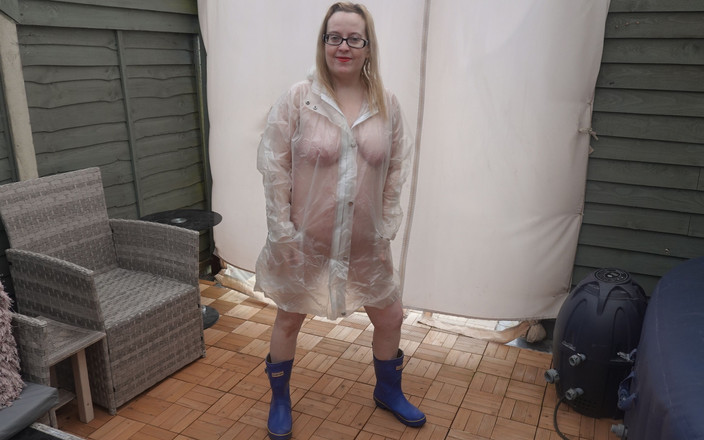 Littlevixen: Desnuda bajo el impermeable transparente de plástico y wellingtons en...