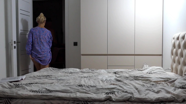 Selena701: Зріла Блондинка Насолоджується Сексом У Ліжку