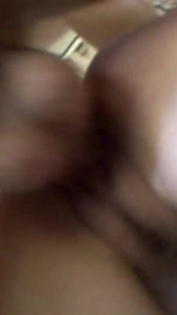 Questa giovane ragazza emo viene scopata bene sul divano