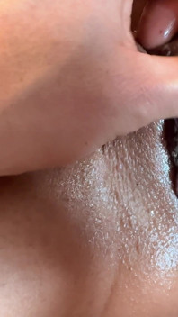 Lagi asik mainin memek basah ibu tirinya