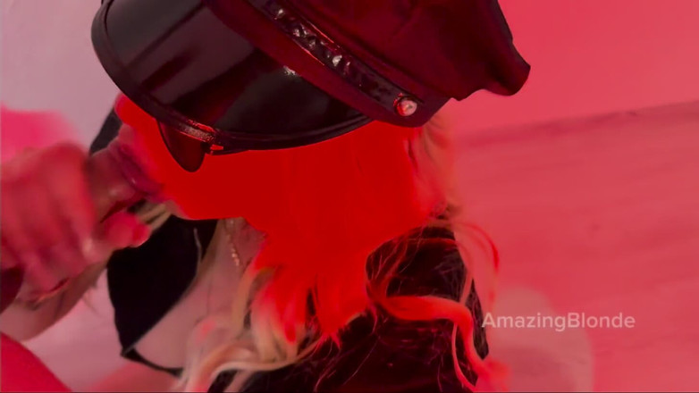 Amazing Blonde: Você está preso ... por um policial muito sexy