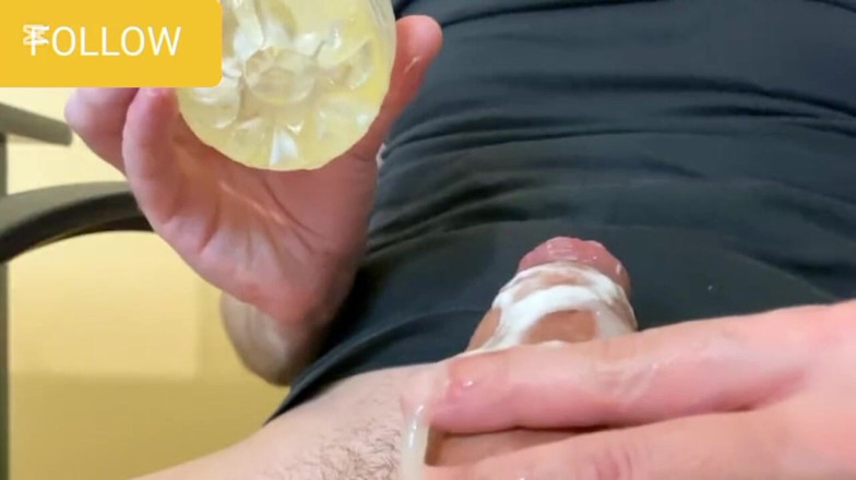 Bigbadfriendlyguy: Cowok ini muncrat dua kali pakai fleshlight sambil ngomong jorok...