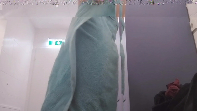 Bayer911: 在健身房更衣室淋浴时非常危险的自慰