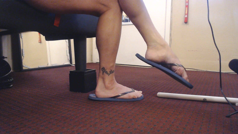 Abby Anna: ASMR flip flop tapando balões azuis