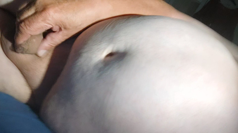 Karlchengeil: Goală pe pat și jucându-se