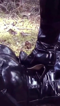 Femdom vernedering buitenshuis: latex meesteres en rubberen onderdanig