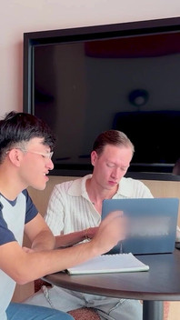 Leo ev ödevini yapmak için Felipe Quintana'nın onu sikmesine izin veriyor