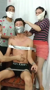 3명의 마이크로포럼 테이프 재갈을 묶고 간지럽히는 의자!