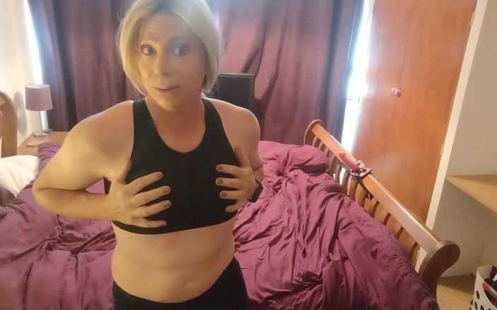 NikkiGee: Їзда на страпоні!