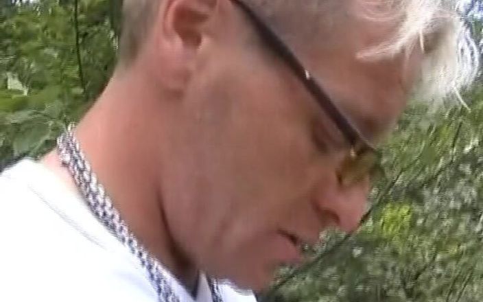 Porno kino: 德国素人女郎在户外吮吸一根鸡巴