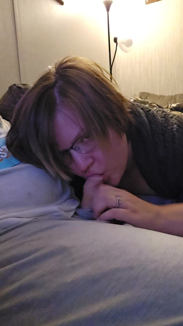 Funhousewife69: Aku lagi asik nyepong kontol cowok ini!