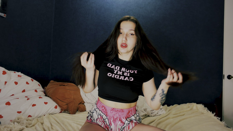 JessLux: Una bella ragazza sta giocando per musica allegro e canti