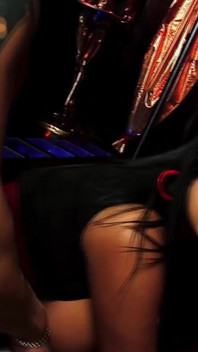 Jasmine black पीछे से लंड लेते हुए जेनिफर टोथ द्वारा अपनी चूत चाटती है