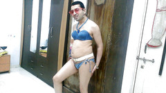 Cute & Nude Crossdresser: Sexy sissy crossdresser femboy sweet lízátko v džínových bikinách s...
