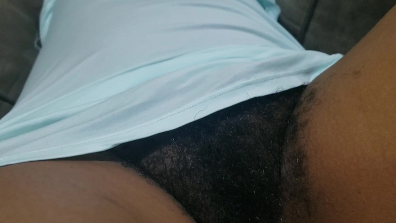 Lovemina: सौतेली मम्मी हॉट अधोवस्त्र बालों वाली चूत के साथ चिढ़ा रही है क्लोज-अप