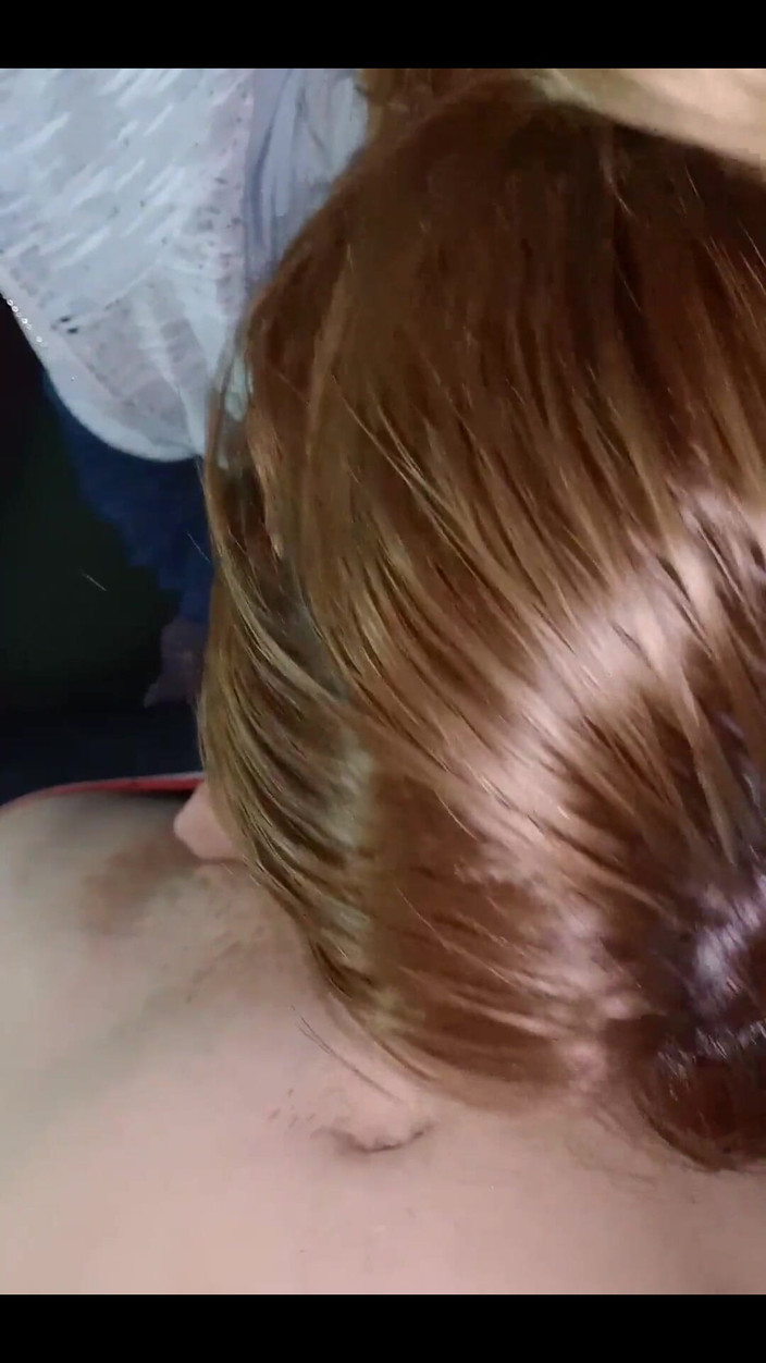 Fitcure1: Si cewek hot rambut pirang lagi asik kontolku di depan...