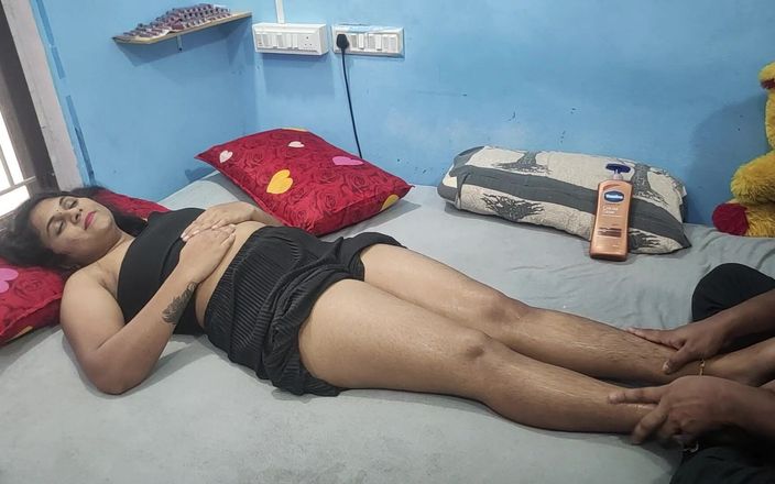 Vaigavarun Feet romance: Urut kaki dan kaki