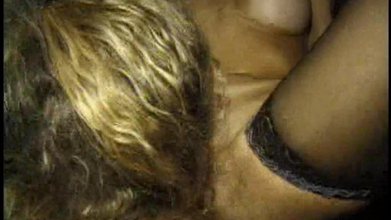 THAGSON MATURE: Due milf insaziabili condividono il gioco selvaggio di un giocattolo
