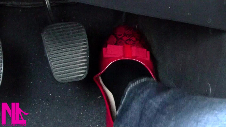 Nyllady: Pompage de pédales et détente de mes pieds arrosés dans...