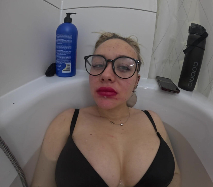 Queen_of_BDSM: Dewi kaki memberi arahan di dalam tab mandi!